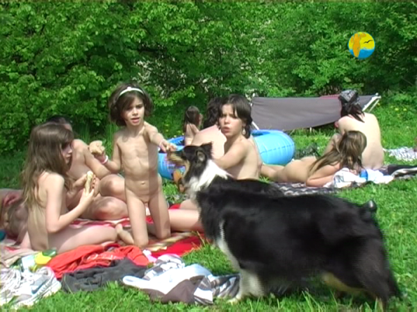 Purenudism video - Small trampoline [Archives Naturisme]