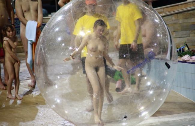 Purenudism pool photo (set 29) [Archives Naturisme]