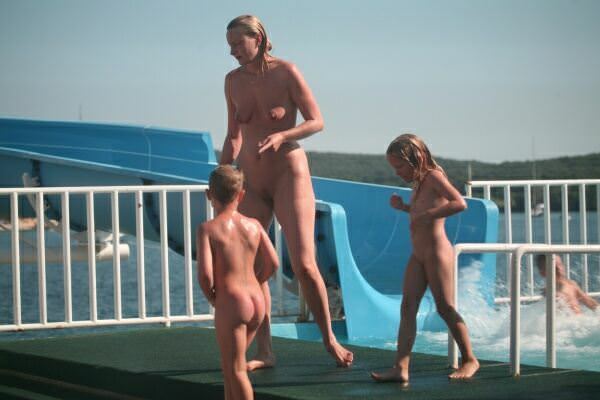 Purenudism nudistes dans le parc de l'eau (set 43) [Archives Naturisme]